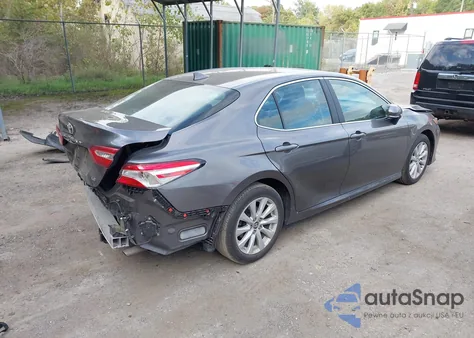 2019 Toyota Camry Le z USA, uszkodzony, nr VIN 4T1B11HK2KU854058
